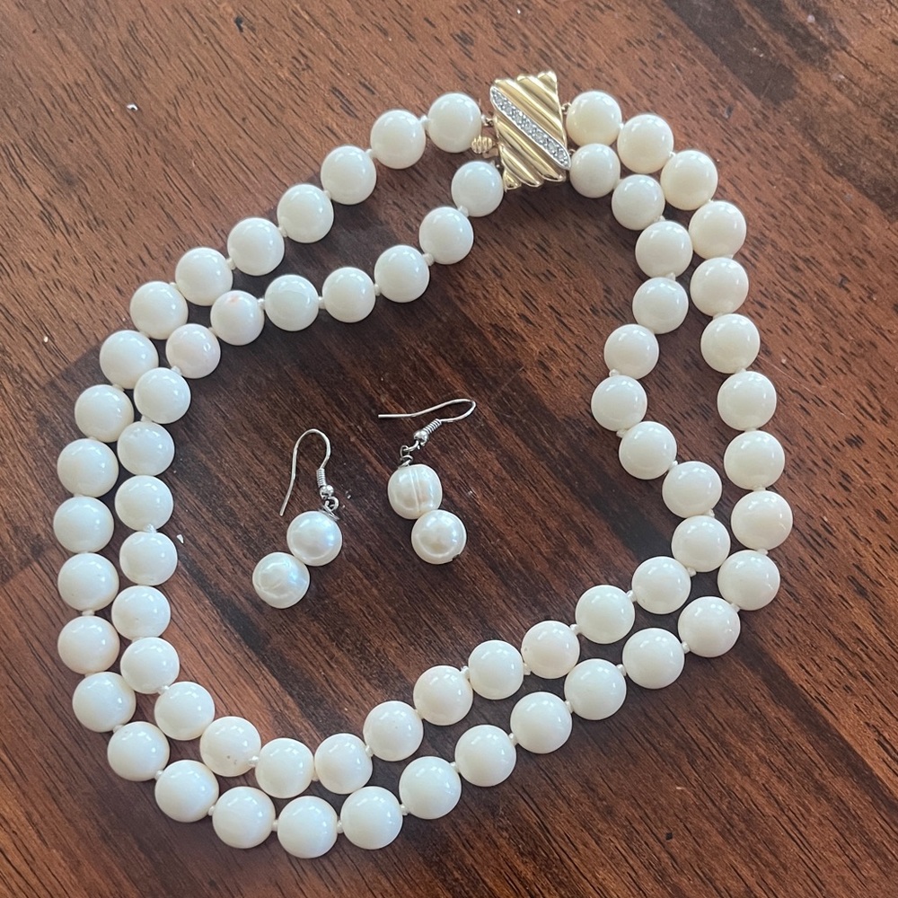 Elegant White Pearl Necklace and Earring Set with solid gold clasp